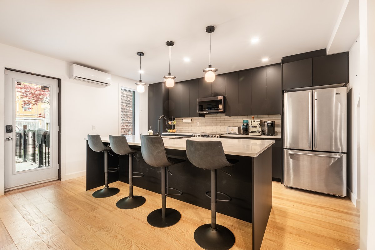 3 Floor Cottage with large sunny backyard