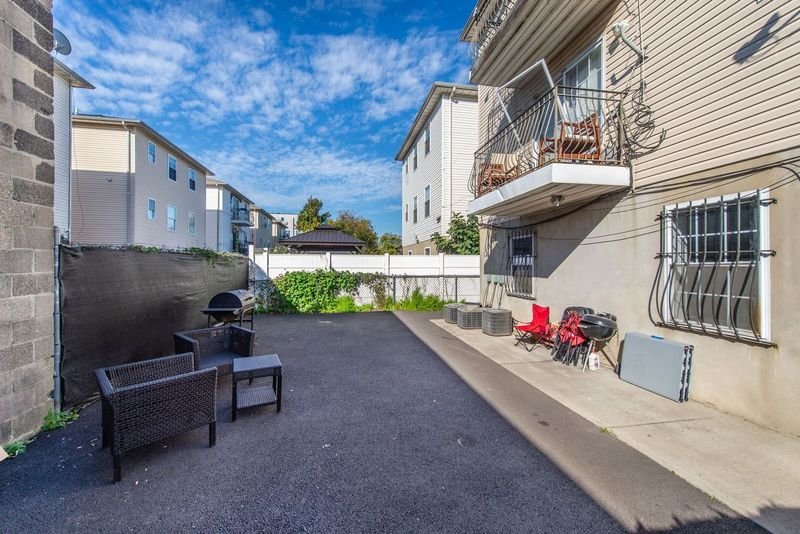 Comfortable 5BR Retreat | Near EWR & Free Parking gallery image 5