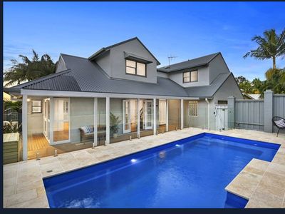 Beach House Stunner. Sleeps 13. Walk to beach.