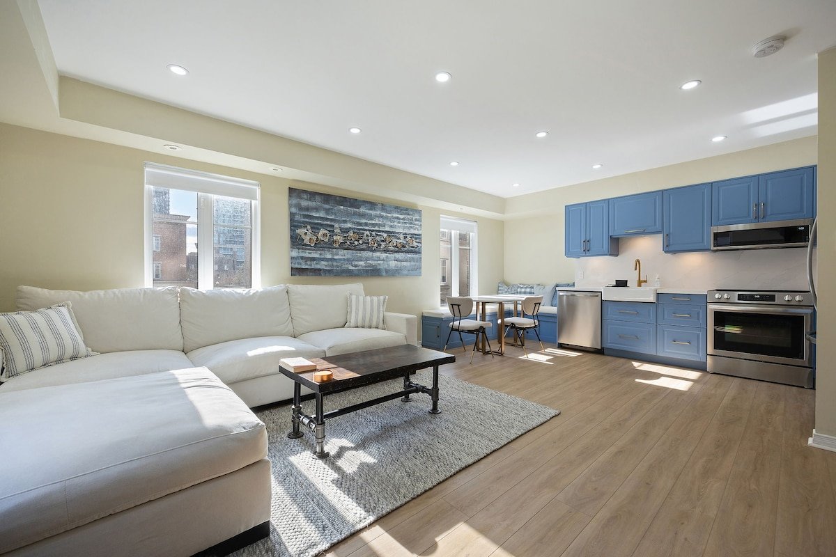 Sun Filled Cozy Downtown Toronto Townhome +Parking gallery image 3