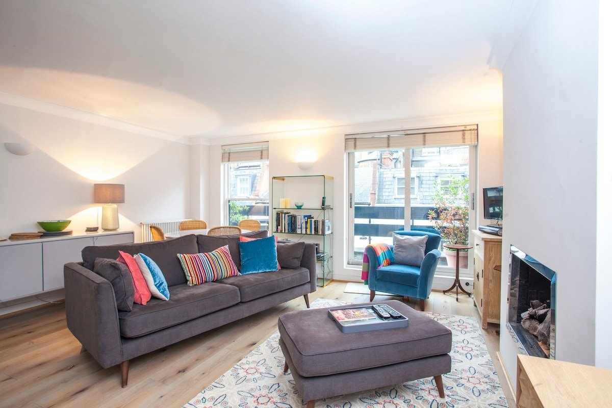 2brm/2.5bath House in Chelsea w/balcony & parking gallery image 3