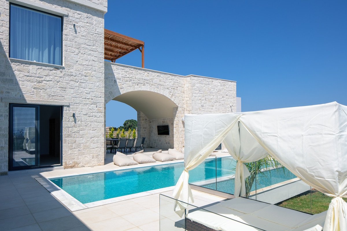 Sorin Villa, boasting Pool & Heated Whirlpool  gallery image 4