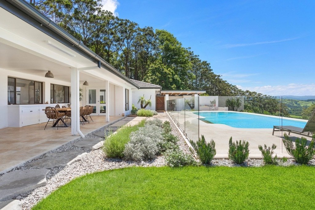 Idyllic Lawlers Orchard. gallery image 3