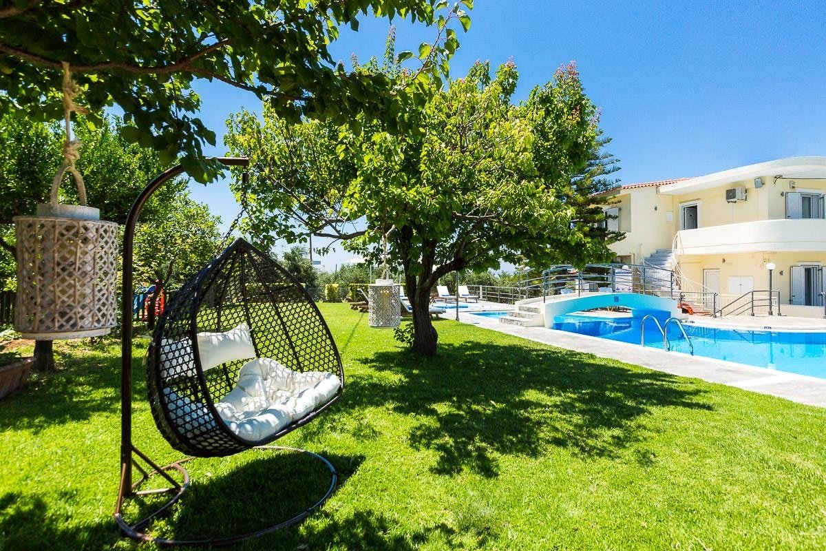 Pool, basket, playground, soccer, volley and more! gallery image 5