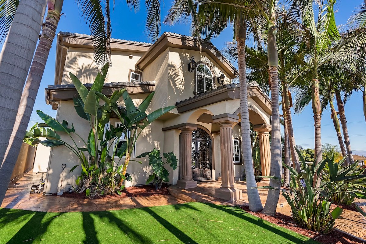 Elegant Mansion near Downtown SD with Jacuzzi gallery image 2