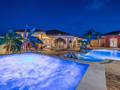 Luxury Villa|2 min Eagle Beach|Gym|Pool |Jacuzzi