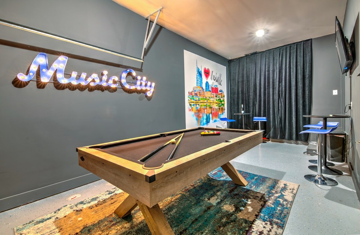 Two New Luxury Homes Private Decks 22 Beds gallery image 2