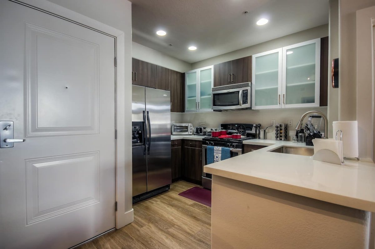 Penthouse heart of Westwood gallery image 3