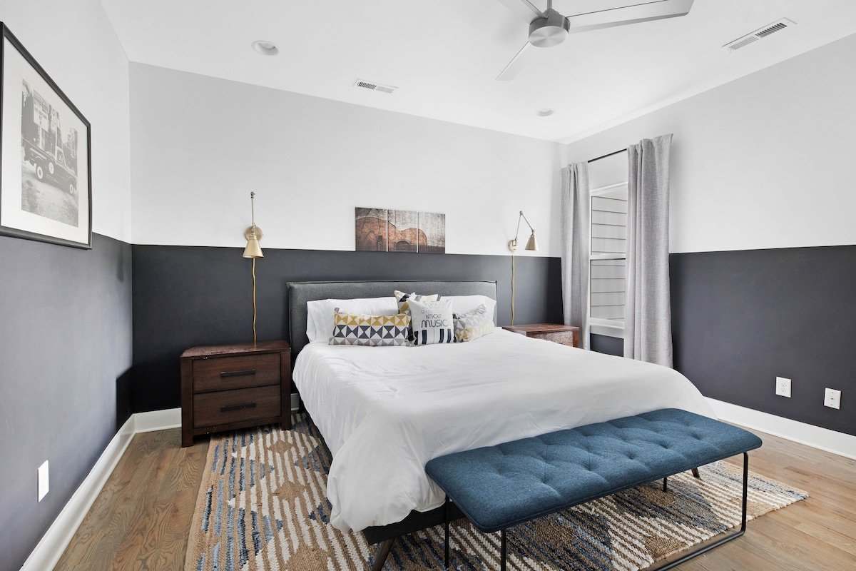 Chic Oasis 5 min to Broadway! No Bunks! 8 Q/K Beds gallery image 5