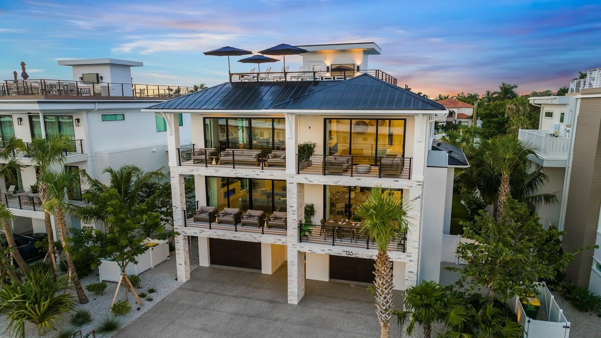 Steps to Beach – St. Armands – Resort Pool & Slide