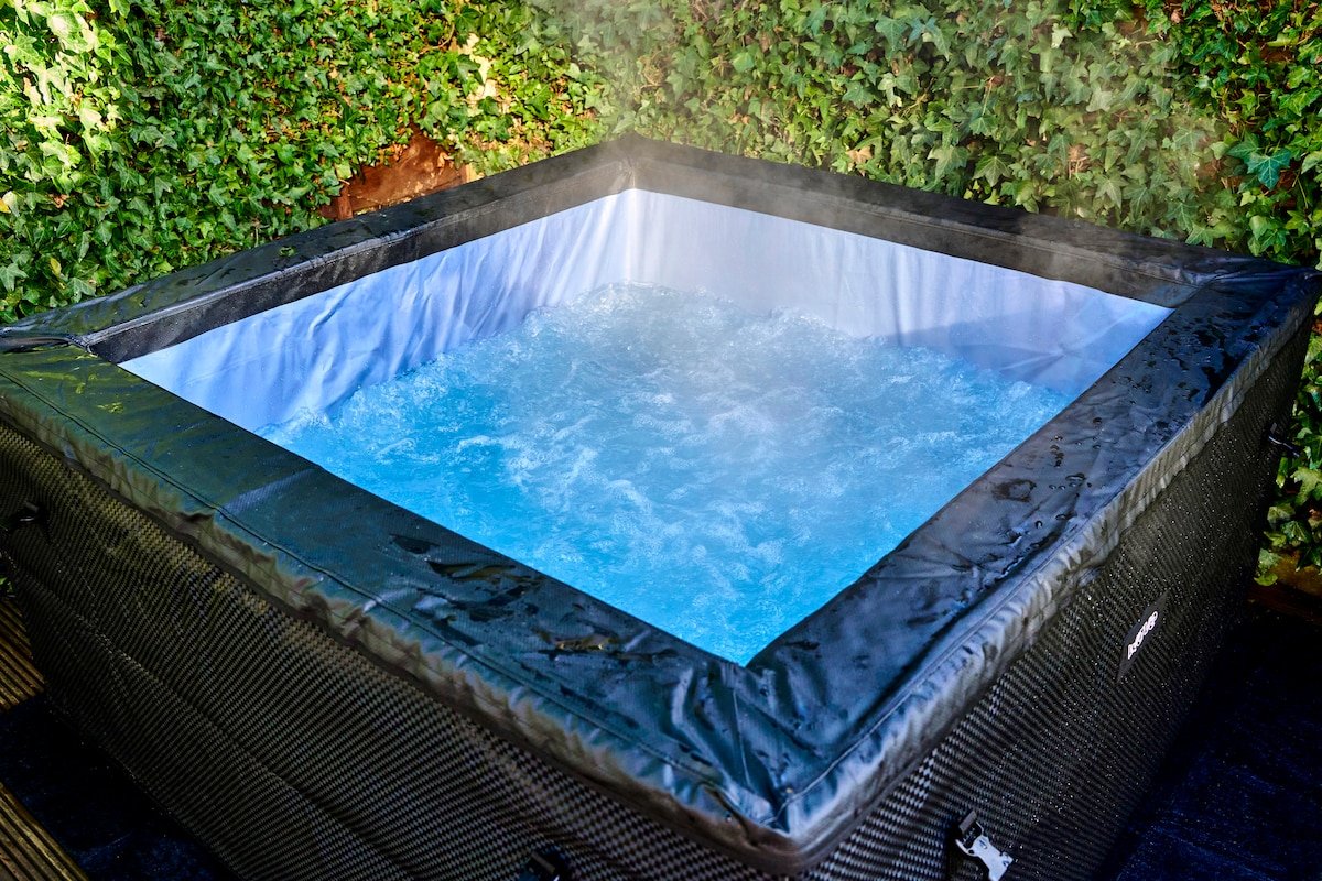 Garden Fire Pit + Event Space, Hot Tub, Sleeps 12 gallery image 3