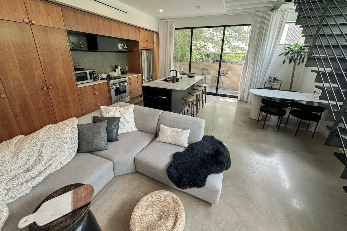 The Austin Oasis – Modern, Spacious & Very Central gallery image 5