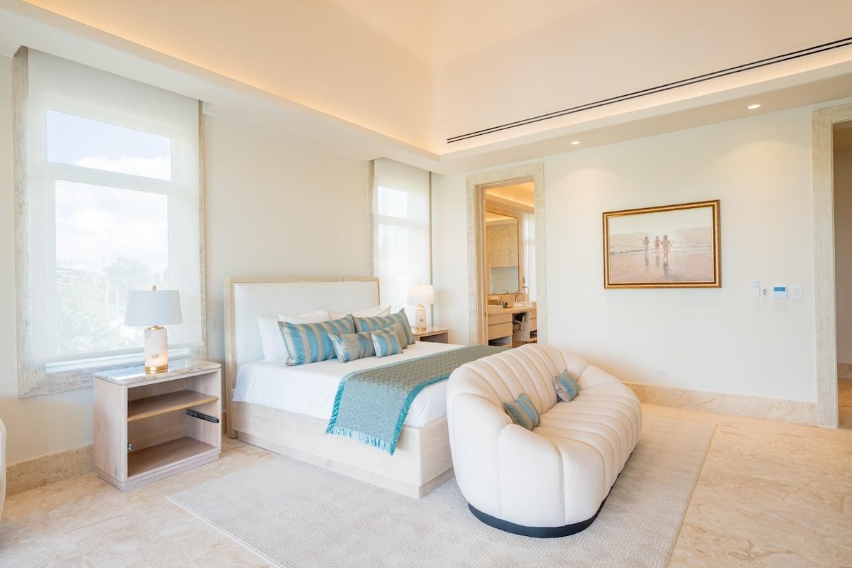 Walking distance to beach, heated pool, spa & gym gallery image 3