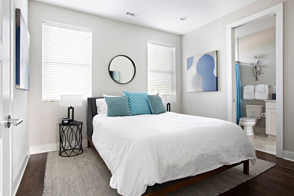 Rooftop DT Views+Pet friendly+Sleeps 20+Garage gallery image 4