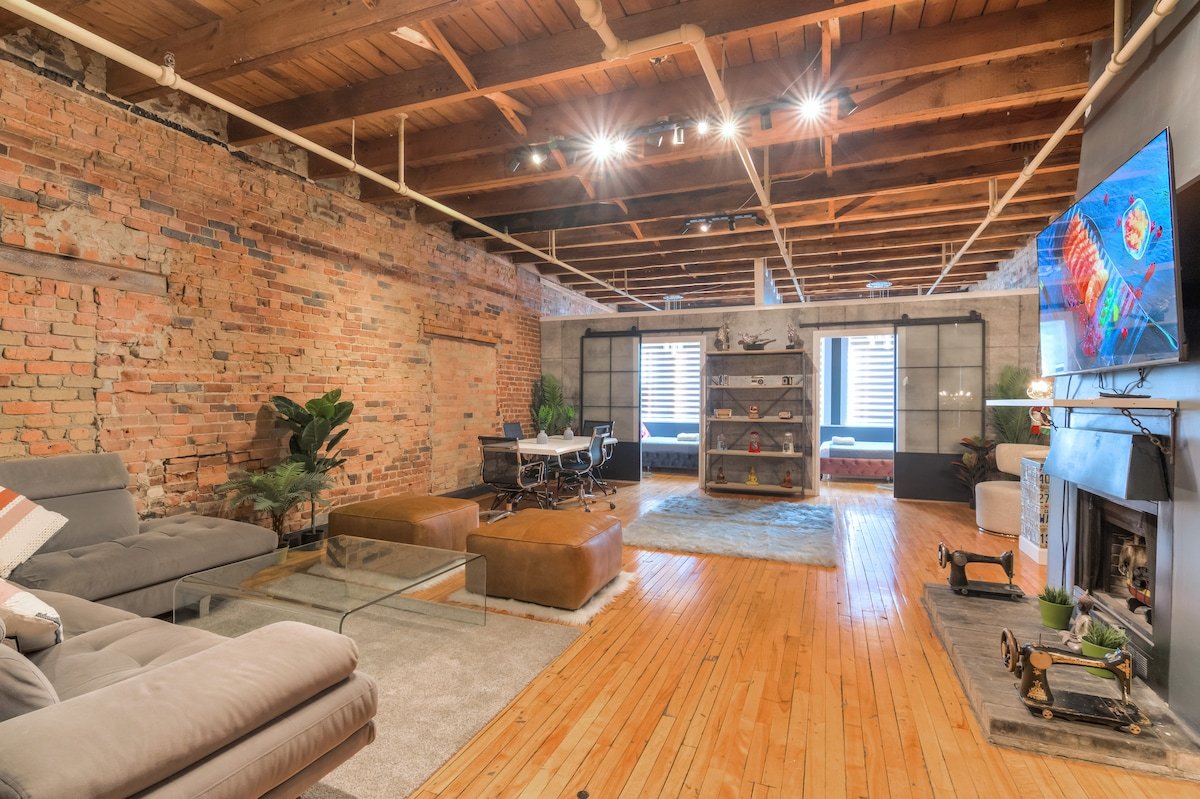 Charming 4BR Brooklyn Loft Central Old Montreal gallery image 5