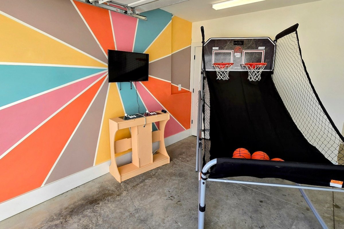 Heated Rooftop Pool, Games,Elevator,Sleeps11 gallery image 5