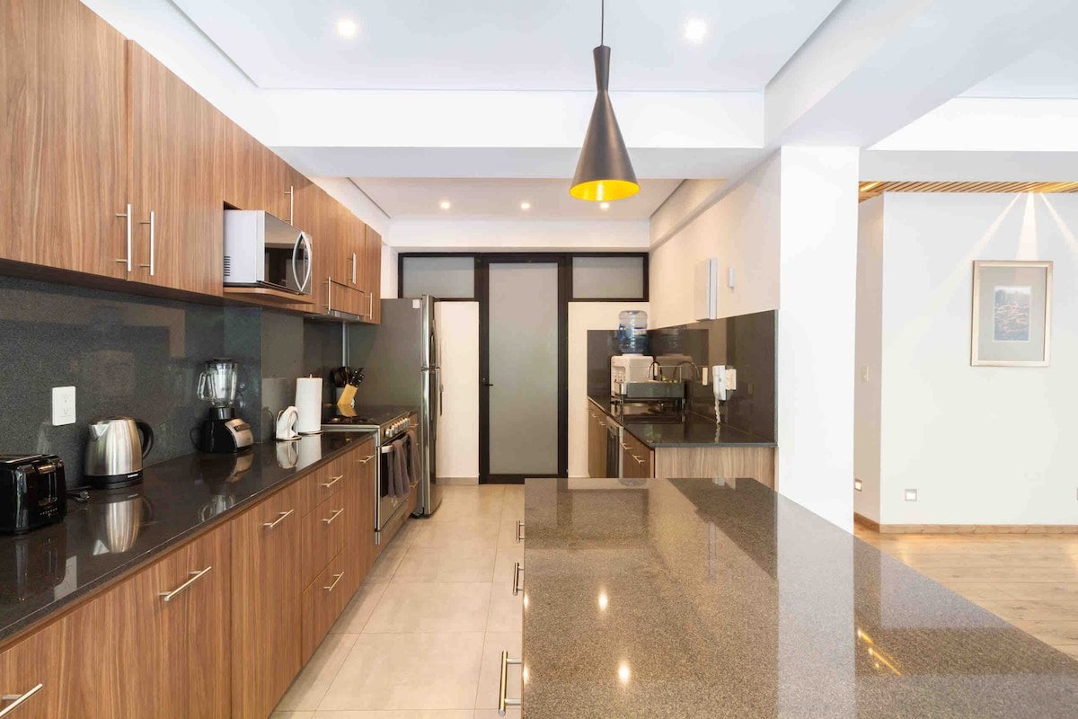 Outdoor Patio Luxury 3BD Apartment gallery image 5