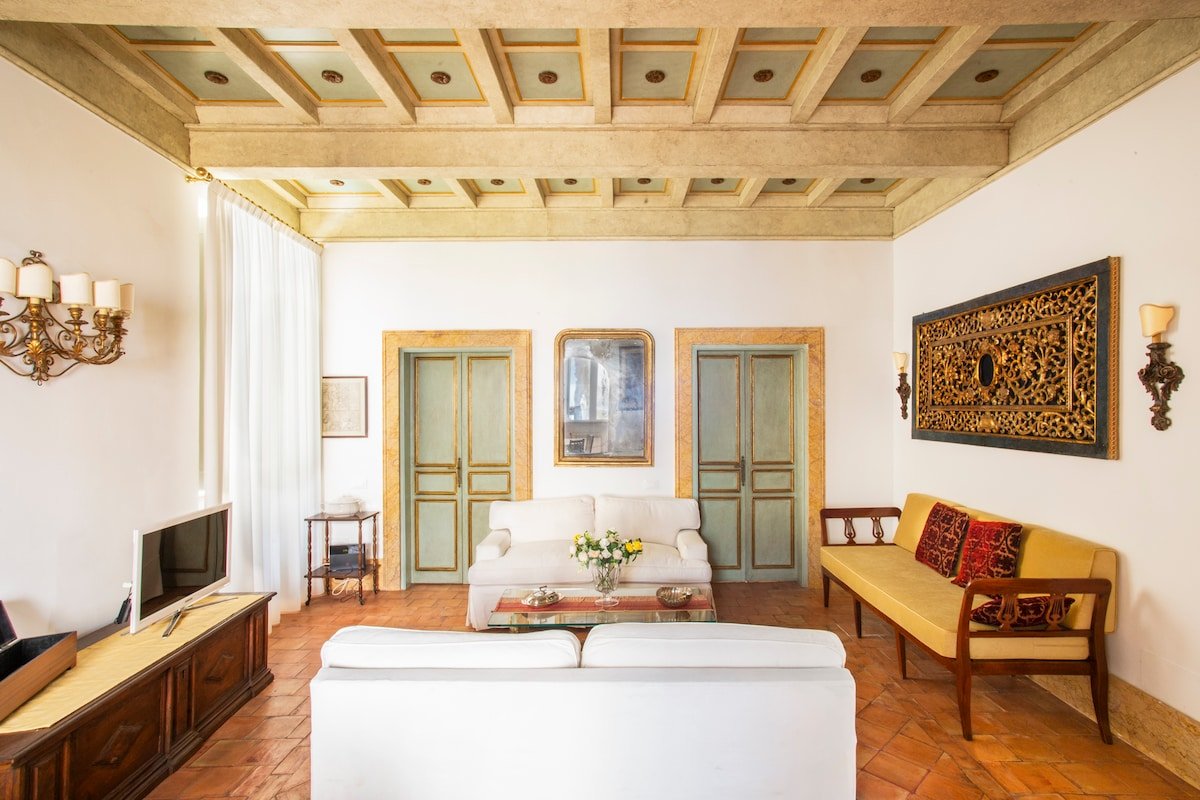 Elegant, Spacious, Central, in historical building gallery image 2