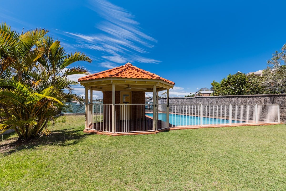 Stunning waterfront pl with swimpool &harbour view gallery image 4