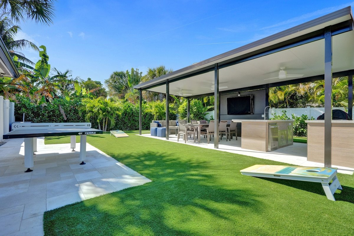 DFB Bungalow, Pool, Hot Tub, Mini Golf & MORE! gallery image 5