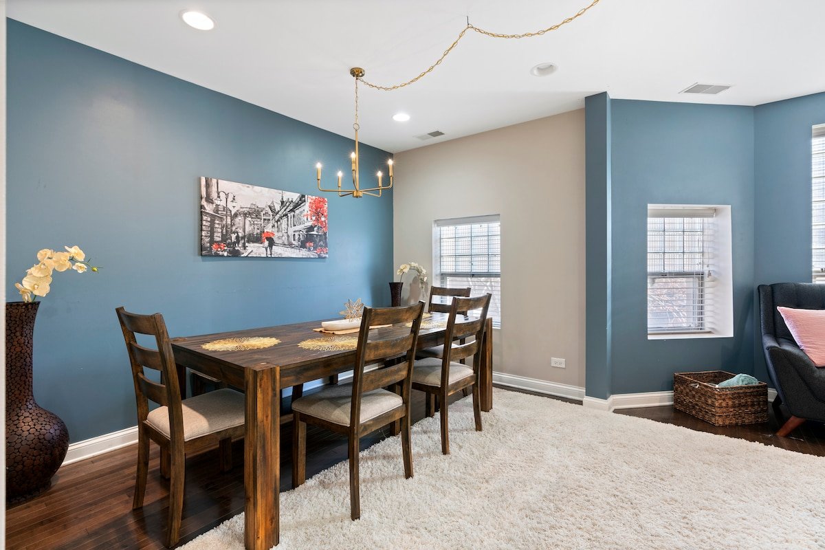 *Comfortable & Spacious Home Close to Downtown* gallery image 4