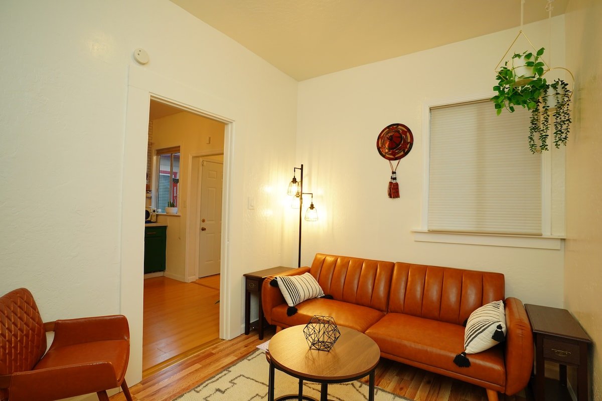 Luxury Victorian: Near 12th St Train & Downtown gallery image 5