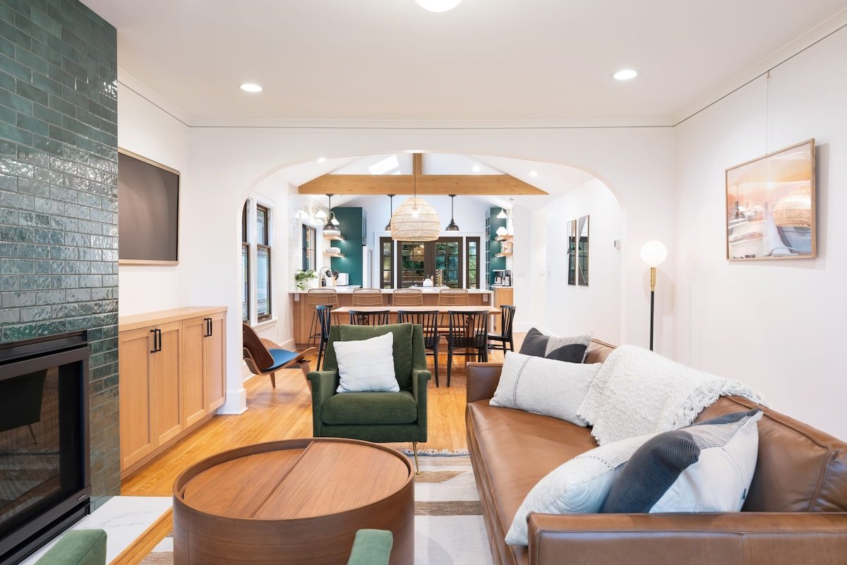 Emerald Cottage: Your luxurious Seattle retreat gallery image 2