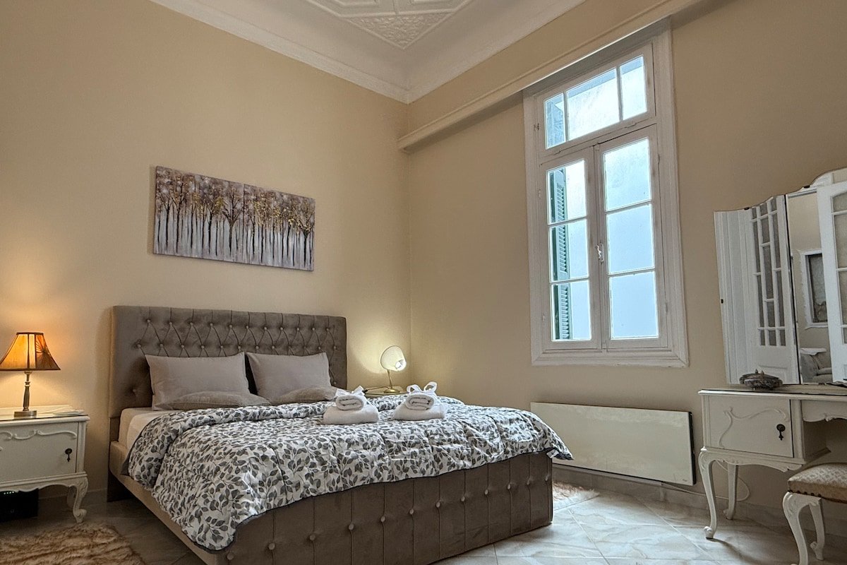 Neoclassical Royal Palace next to Acropolis gallery image 3