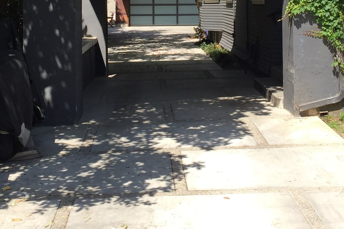 4 Bedroom Classic Hollywood Craftsman w/Pool & Spa gallery image 5