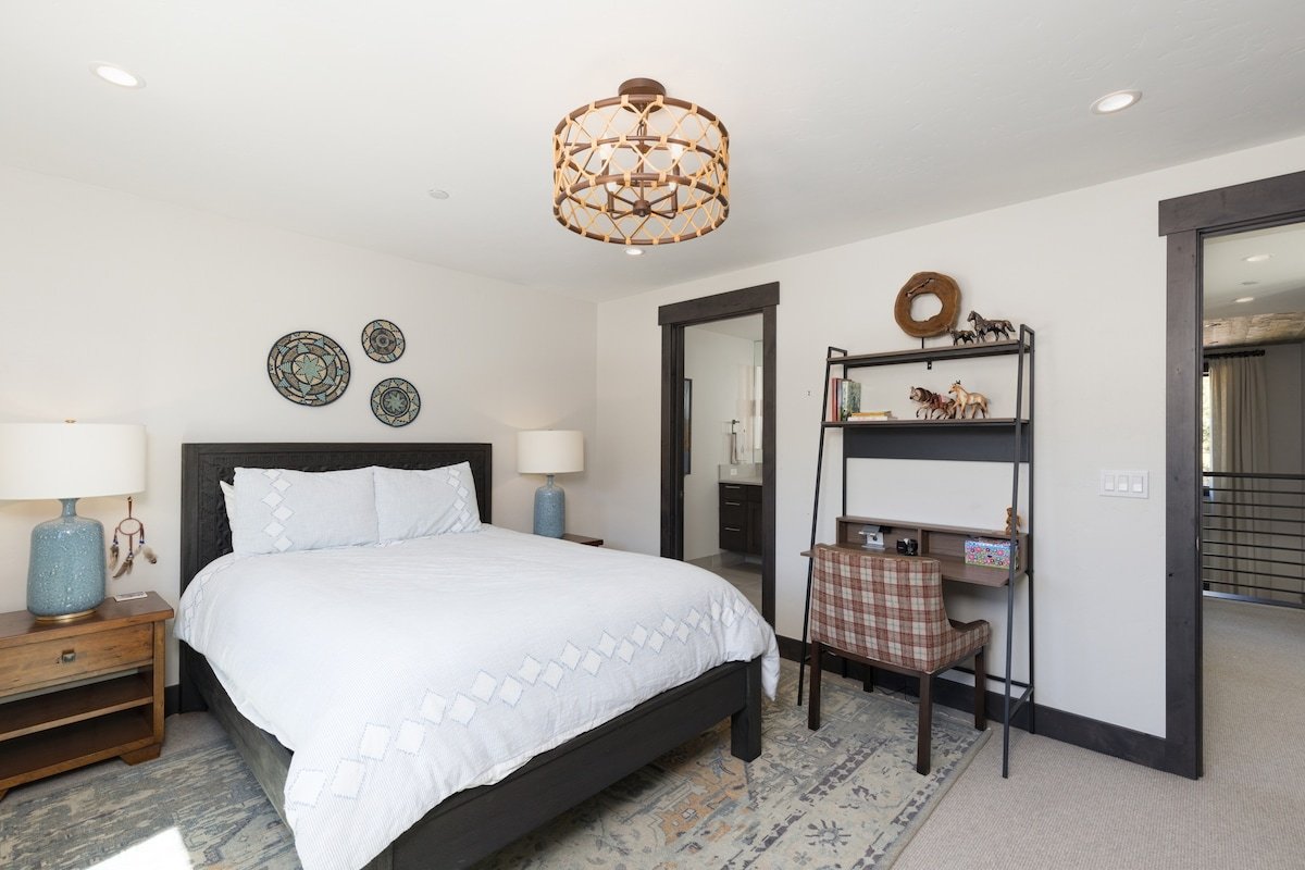 Spanish Peaks Ski-In/Out | Hot Tub + Firepit gallery image 3