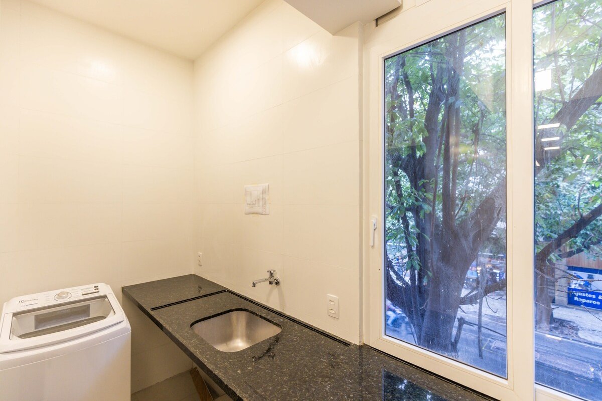 Spacious and elegant in the heart of Copacabana! gallery image 5