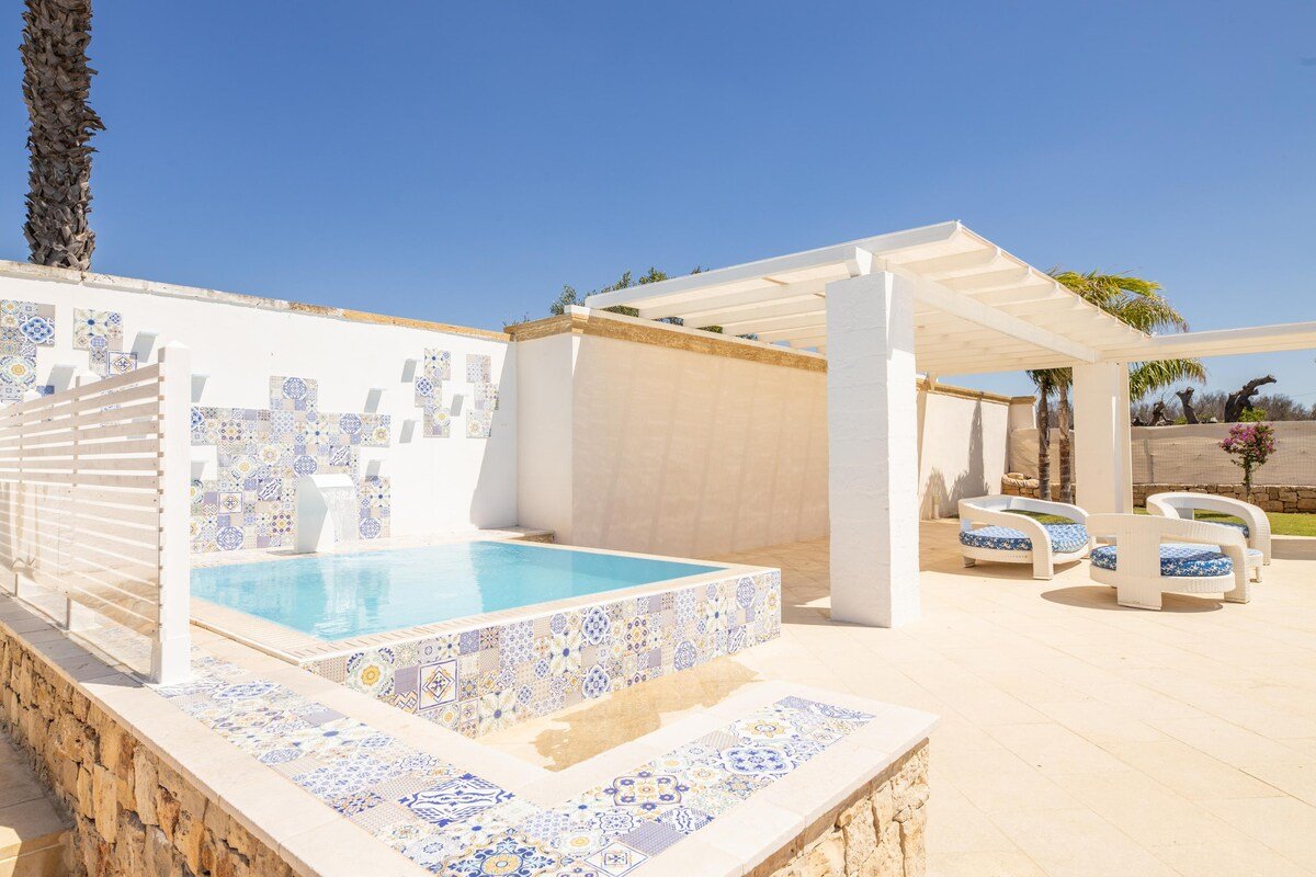 Malaspina luxury pool gallery image 3