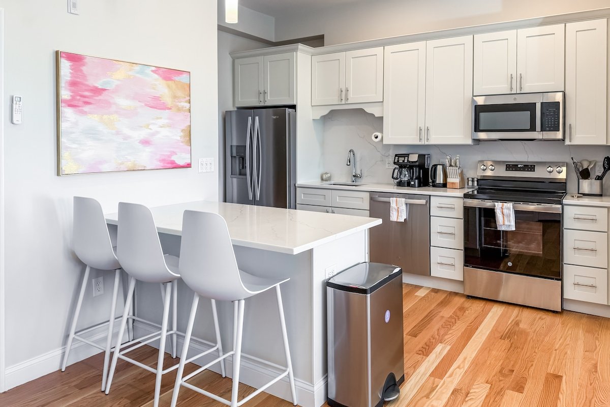 Stunning Penthouse, Private Deck & River Views gallery image 5