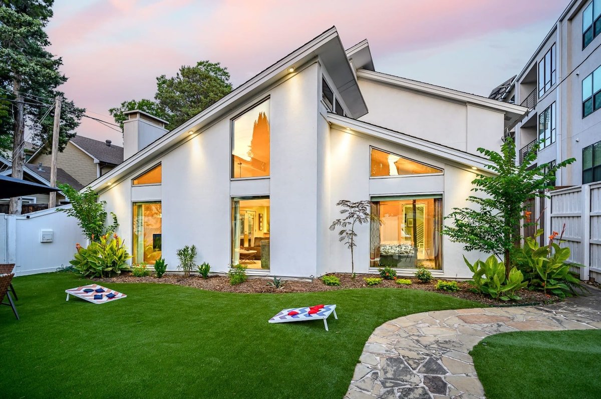 The Jewel-Modern Retreat, Hot Tub, Night Life gallery image 2