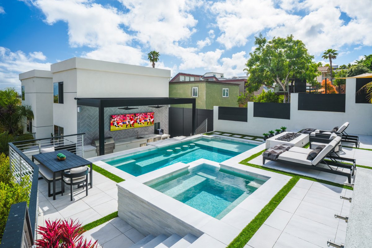 Luxury Resort: Pool, Spa, Swim-Up Bar & Bay Views