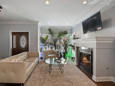 Home Near Wrigley *Free Parking & Pet Friendly!*