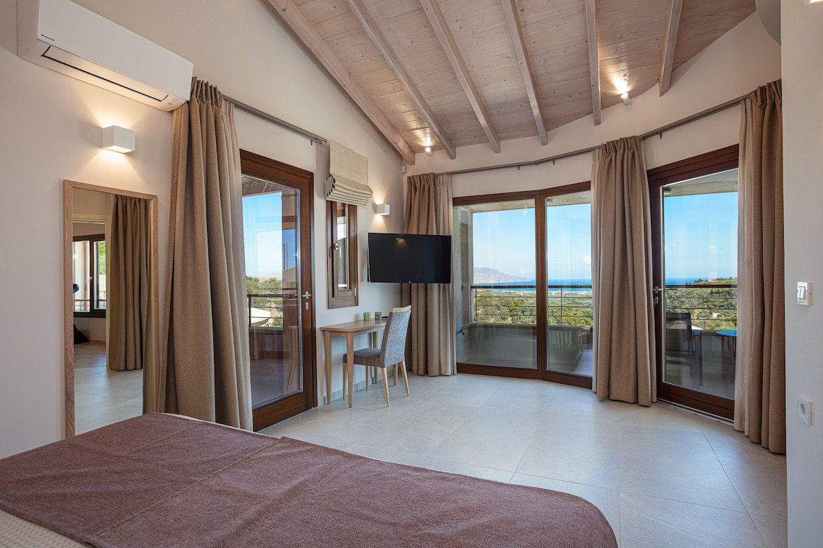 Stunning panoramic and sea views and jacuzzi! gallery image 4