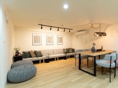 新宿駅徒歩圏内/渋谷駅電車で10分/東新宿駅徒歩4分/ベッド8台/3シャワールーム/和を感じる