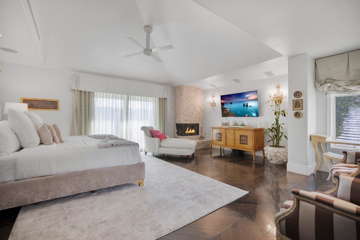 Tarzana Designer Villa w/ Luxe Vibes Outdoor Haven gallery image 3