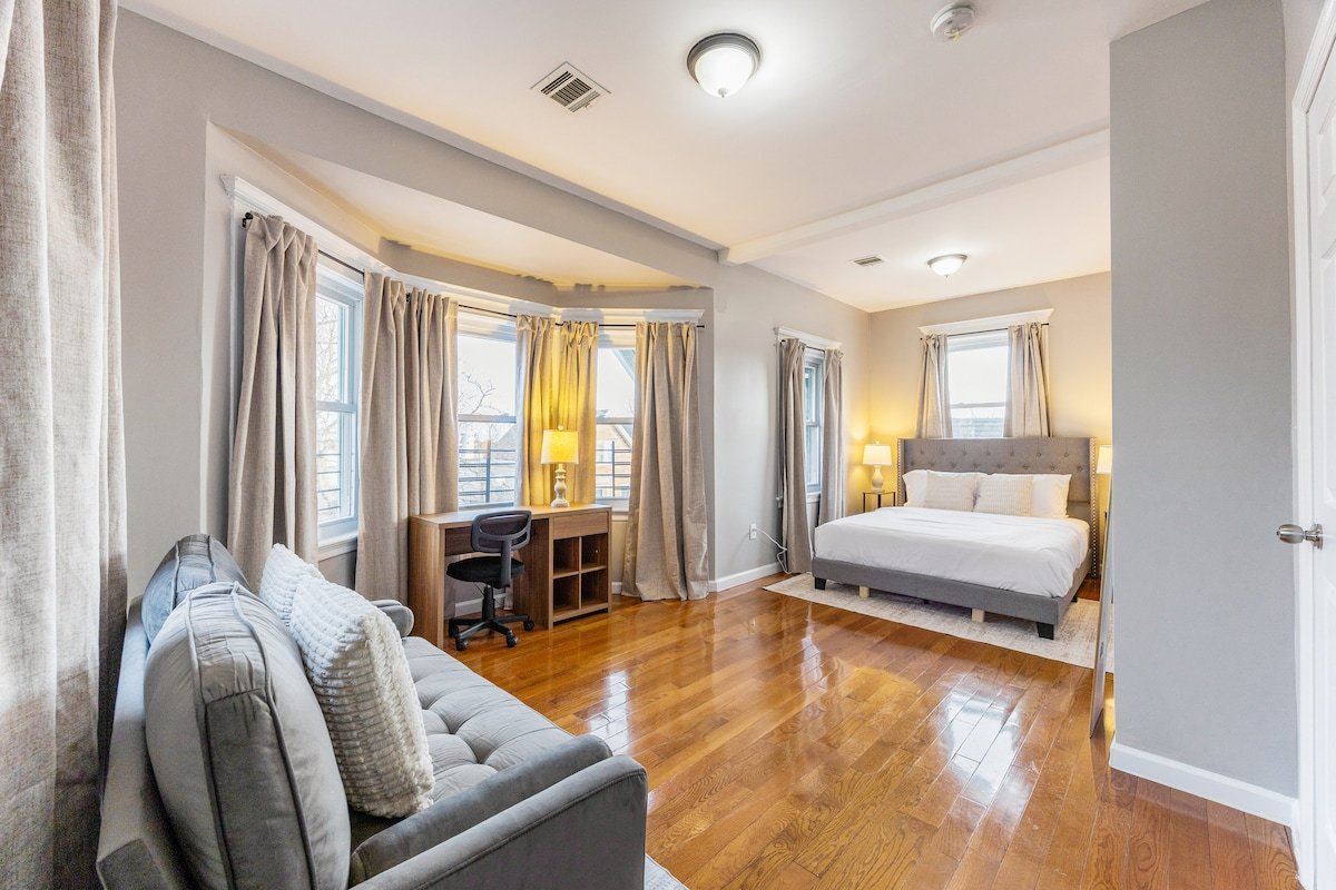 Multi Family House- 3 Full Apartments gallery image 5