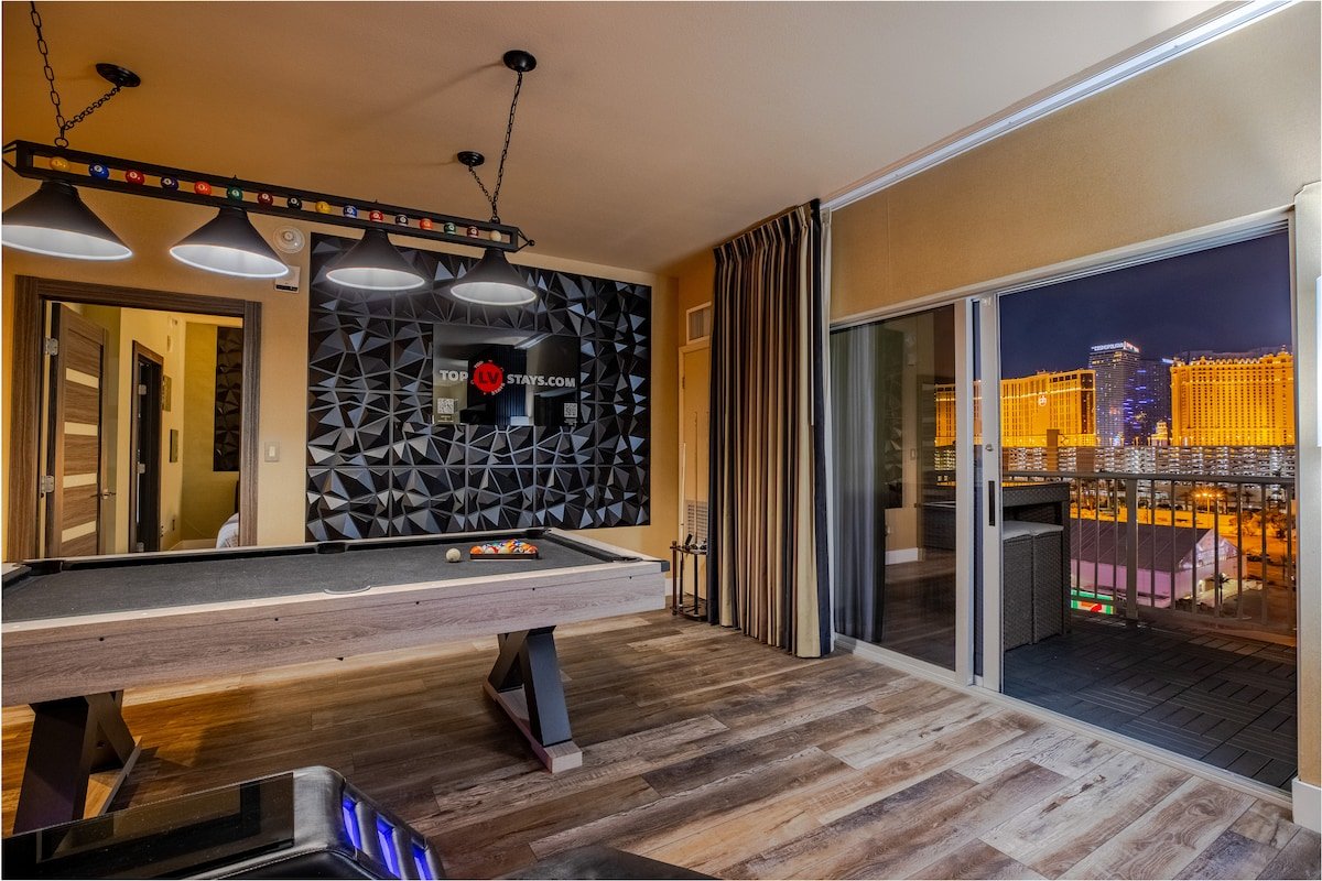 2100 SqFt Penthouse Suite : Strip Views! POOL GYM gallery image 3