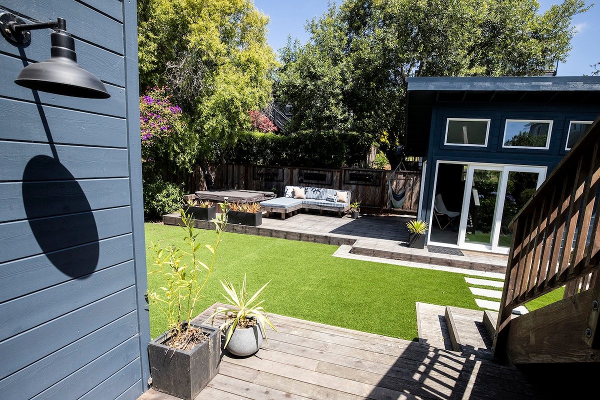 Spacious Coastal Retreat near the Harbor/Beaches gallery image 5