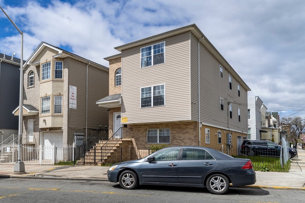 Huge 3BR Urban Gem – 3 miles to NYC + Free Parking gallery image 3