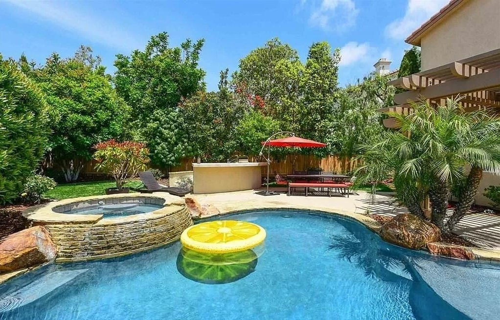 5 bdr home: heated pool/spa, outdoor bar & grill gallery image 4