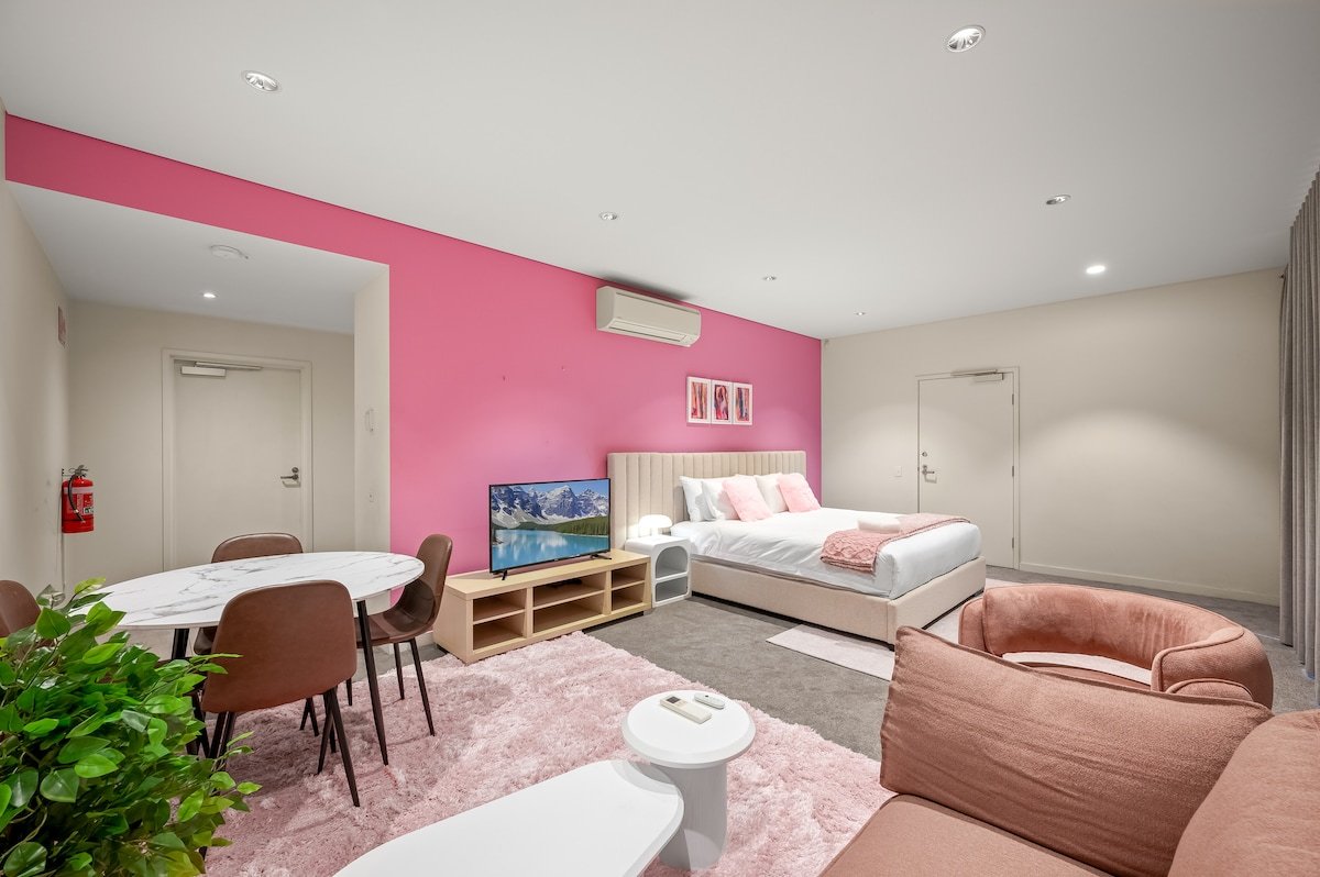 4BR Millionaires Townhouse | Extended Stays Ideal gallery image 3