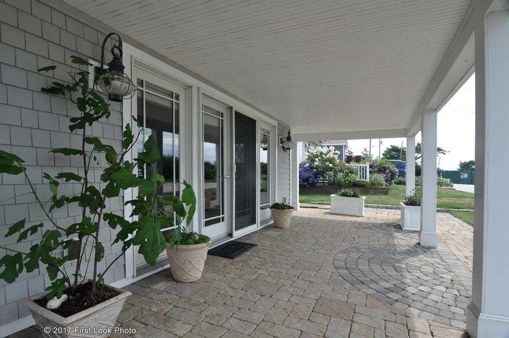 BEACH FRONT: Water Views: Luxurious 3 bed/2 bath gallery image 5