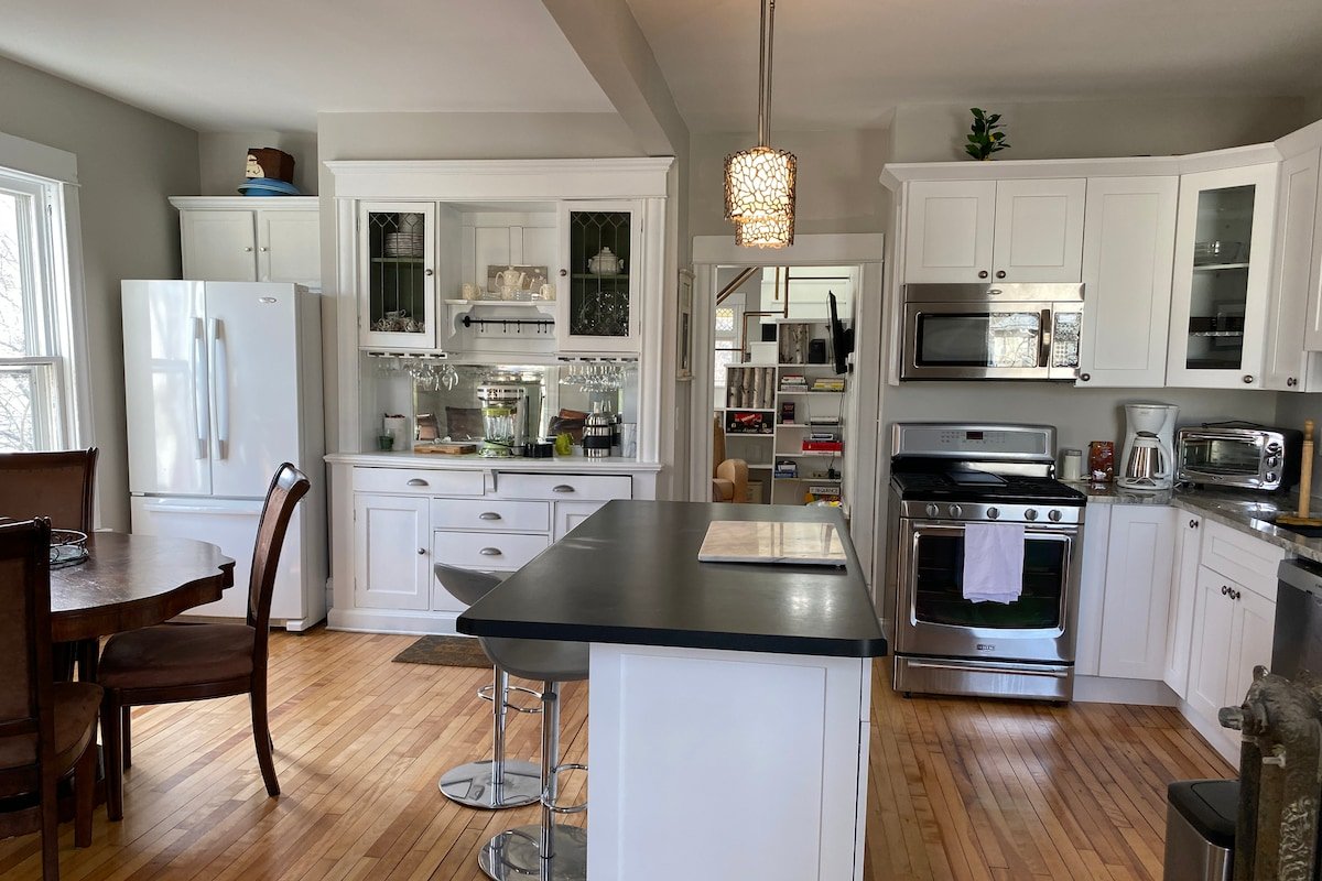 Premiere updated Victorian home gallery image 2