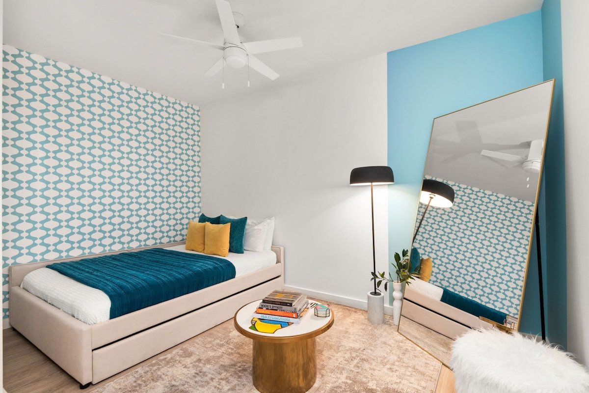 Hyve at the Hyve: Large Disco Condo near Broadway! gallery image 5