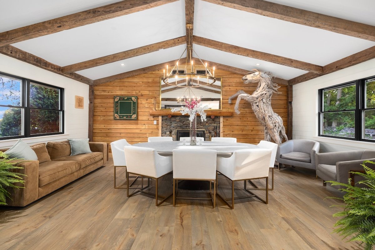 Stunning Farmhouse – Private Pool & Vintage Arcade gallery image 2