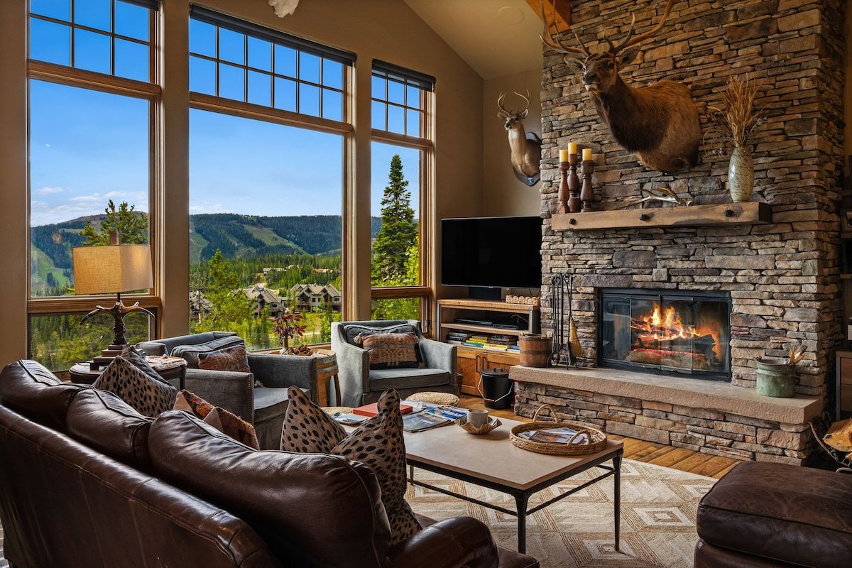 *New to Market* Beautiful 4 Bedroom Ski In/Out Big